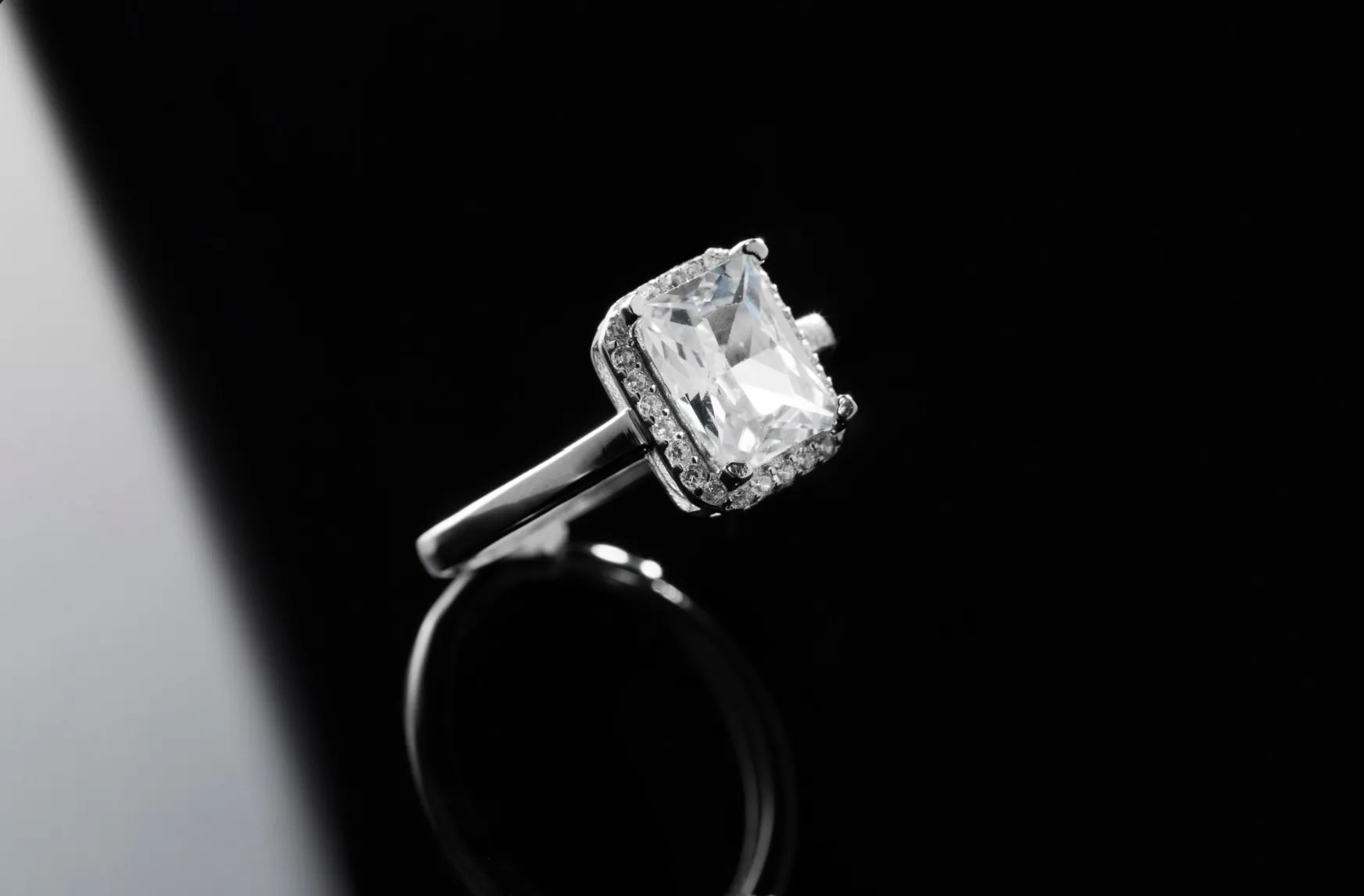 продвигать ювелирный бренд